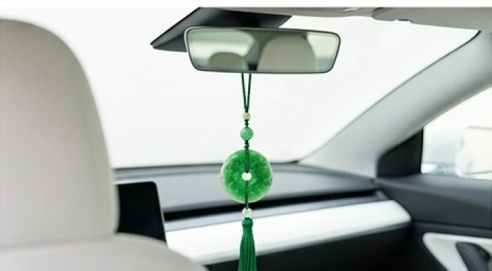 Khánh treo xe phong thủy bằng ngọc bích màu xanh lục được treo trên gương chiếu hậu của ô tô