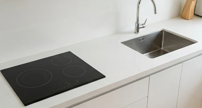 Khu vực mặt bếp đá quartz bố trí bếp từ cách chậu rửa nước tối thiểu 60cm tránh thủy hỏa xung khắc