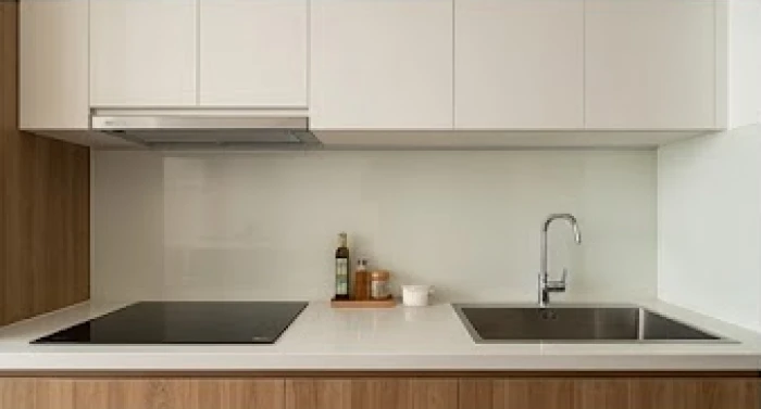 Tủ bếp đá mặt bàn bố trí khoảng cách 60 cm giữa khu vực bếp nấu và chậu rửa bát thông thoáng