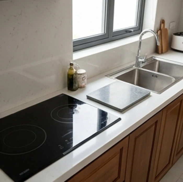 Khu vực bếp nấu và bồn rửa được bố trí cách xa nhau trên mặt đá nhằm hài hòa yếu tố Thủy Hỏa