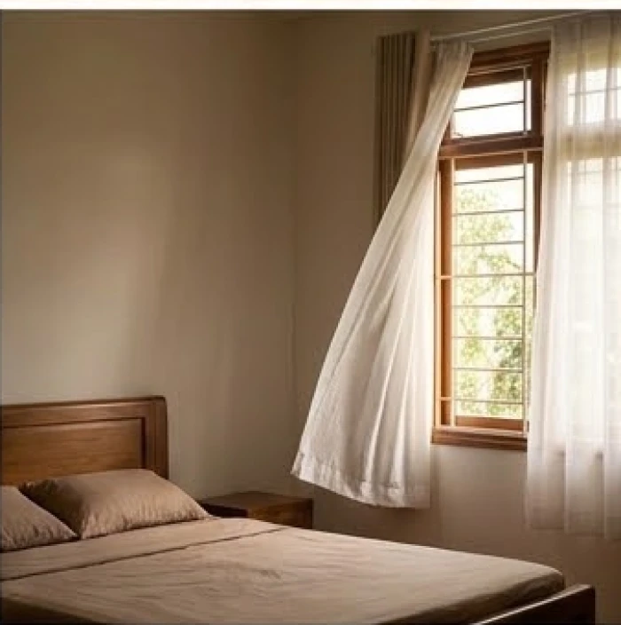Vị trí đầu giường được kê lui vào trong và cách xa bệ cửa sổ để tránh những luồng gió lạnh thổi trực tiếp vào ban đêm