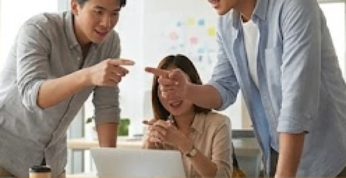 Hai người trẻ tuổi đang thảo luận sôi nổi về dự án khởi nghiệp công nghệ tại không gian mở sáng sủa