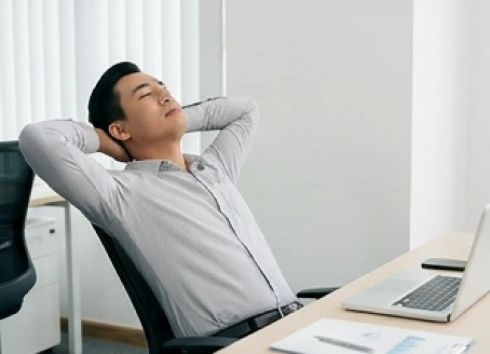 Nam giới mệt mỏi tựa lưng vào ghế ngắt kết nối với thiết bị điện tử