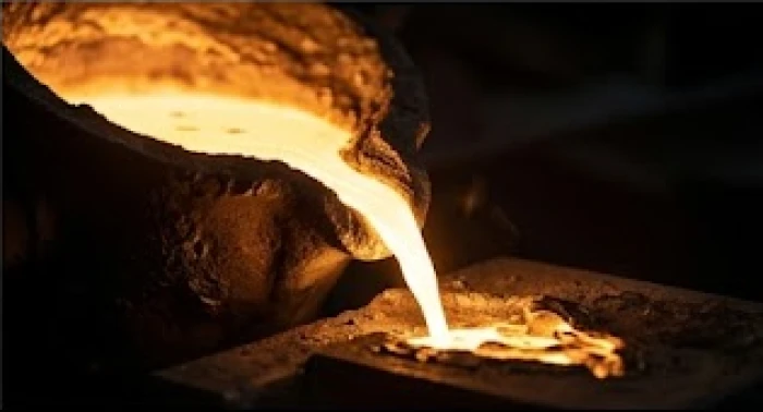 Dòng kim loại nóng chảy phát sáng rực rỡ tượng trưng cho tính chất mềm dẻo của bản mệnh Bạch Lạp Kim