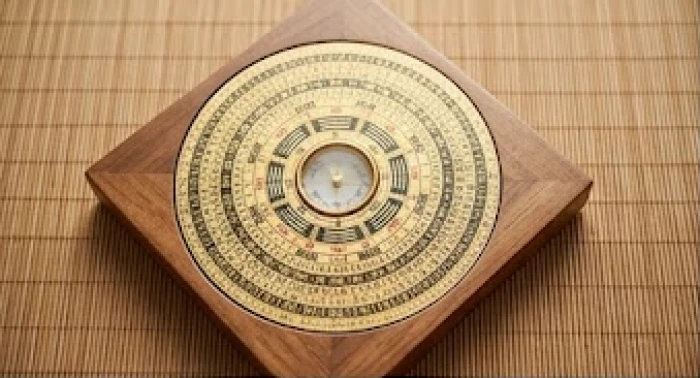 La bàn phong thủy hiển thị vòng tròn 12 con giáp giúp nhận diện vị trí đối xứng của hiện tượng xung Thái Tuế