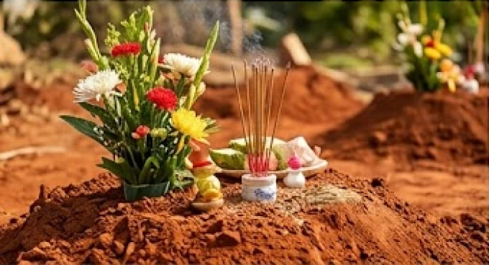 Mâm cúng động thổ với hoa tươi và nhang đèn được chuẩn bị chu đáo trên bệ đất đỏ