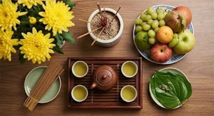 Mâm cúng giải hạn Thái Tuế bày biện năm loại đồ lễ gồm hương trầm, hoa tươi, trái cây, trà mạn và trầu cau