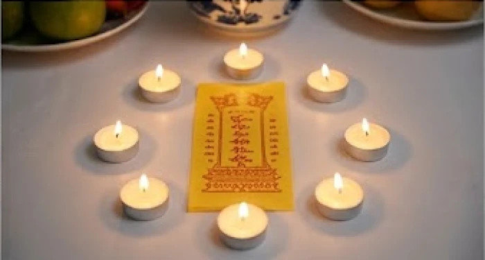 Bảy ngọn nến nhỏ được thắp sáng rực rỡ xếp quanh bài vị cúng sao màu vàng trang nghiêm