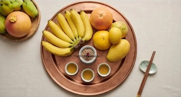 Mâm lễ vật cúng sao Thổ Tú gồm trái cây màu vàng trà nước và hương hoa được trang trí trang nghiêm