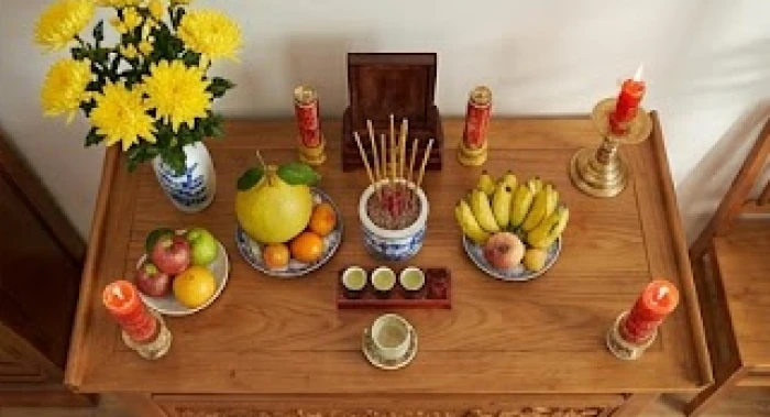 Mâm lễ cúng dâng sao giải hạn trang nghiêm với hoa cúc vàng ngũ quả đèn cầy được bài trí gọn gàng