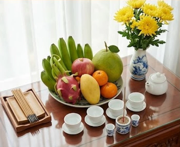 Mâm lễ cúng giải hạn Thái Tuế tại gia với đĩa ngũ quả tươi đầy đặn cùng bình hoa cúc vàng thanh tịnh cho người tuổi Tý