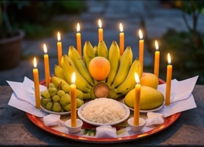 Mâm lễ vật cúng giải hạn sao Thái Bạch với tông màu trắng chủ đạo và nến xếp hình chòm sao