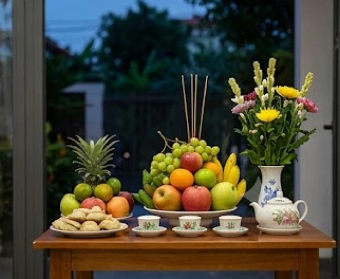 Mâm lễ hoa quả tươi cùng trà nước gọn gàng chuẩn bị cho nghi thức cúng giải hạn ngoài trời