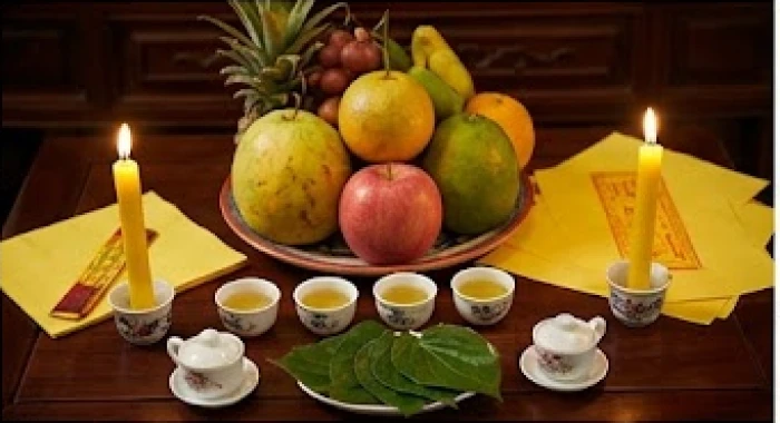 Mâm lễ cúng dâng sao với đĩa ngũ quả tươi, trà nước sạch và ngọn nến được sắp xếp gọn gàng trên bàn thờ