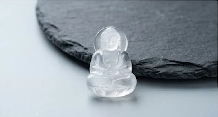 Mặt dây chuyền Phật làm từ thạch anh trắng tinh khiết phản chiếu ánh sáng tự nhiên