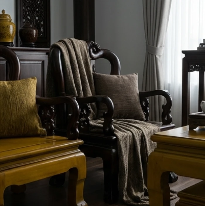 Căn phòng lạm dụng tông màu vàng sậm và nâu đất gây cảm giác nặng nề cho bản mệnh Thủy
