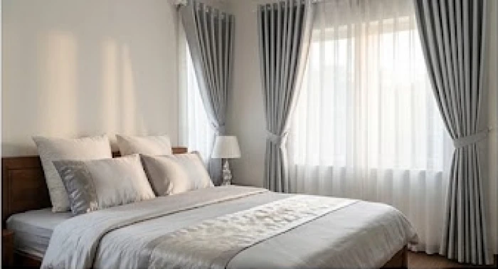 Phòng ngủ của người nam Giáp Thân được bài trí tinh tế với các tông màu xám ghi và trắng bạc thuộc hành Kim