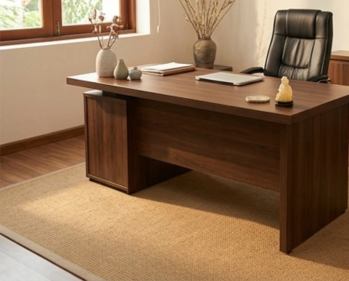 Không gian làm việc hợp phong thủy với bàn gỗ nâu trầm và đồ trang trí gốm sứ màu vàng cát