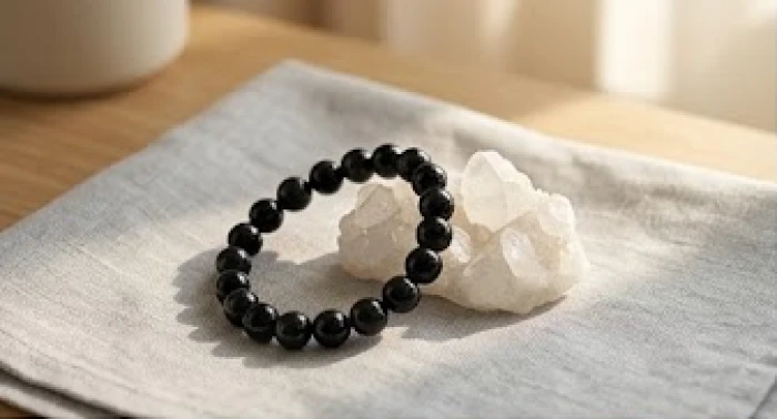 Đồ trang sức và vật phẩm phong thủy tông màu đen trắng hợp với nạp âm Trường Lưu Thủy của người tuổi Quý Tỵ