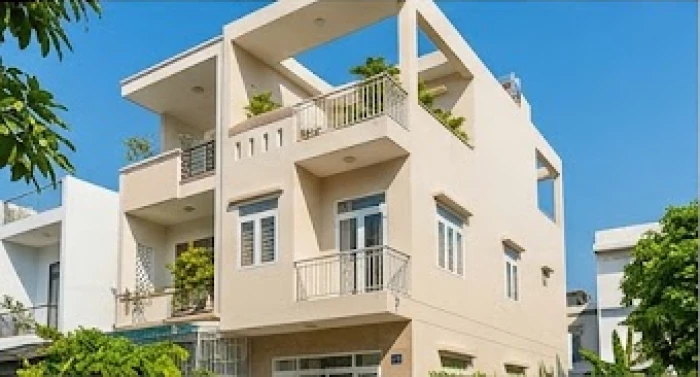 Căn nhà vùng nhiệt đới sơn màu be nhạt trung tính giúp giảm thiểu hấp thụ nhiệt mặt trời bảo vệ màng sơn ngoài trời