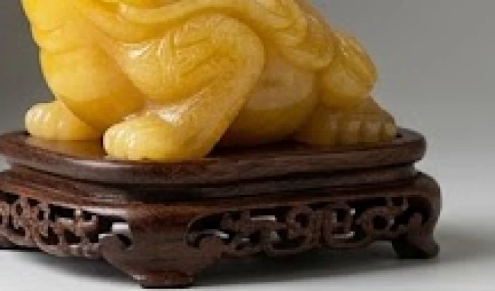 Tượng thiềm thừ bằng đá ngọc hoàng long màu vàng chanh sáng bóng đặt trang trọng trên đế gỗ
