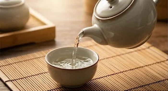 Ấm trà gốm sứ thanh lịch đại diện cho dòng nước Trường Lưu Thủy của người tuổi Tỵ