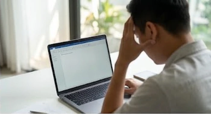 Người quản lý tỏ vẻ thất vọng trước màn hình máy tính thể hiện hệ quả của mối quan hệ lục hại thân hợi.