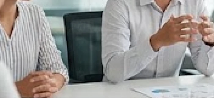 Nam nhân viên văn phòng người Việt Nam đang làm việc nhóm hiệu quả trong một tập đoàn lớn
