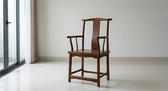 Căn phòng khách được bài trí tinh tế với bộ bàn ghế gỗ tự nhiên mới và đồ gia dụng bền bỉ hữu ích
