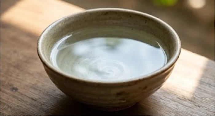 Bát gốm sứ Bát Tràng chứa nước trong vắt đại diện cho nạp âm Thiên Hà Thủy bình hòa