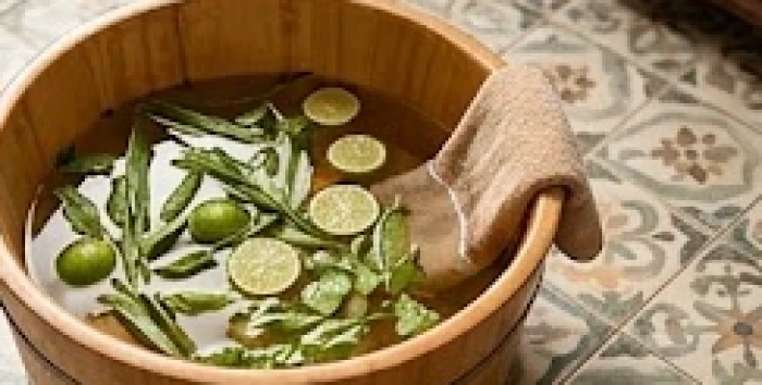 Chậu gỗ đựng nước ấm pha thảo mộc dùng để ngâm chân thư giãn trước khi đi ngủ