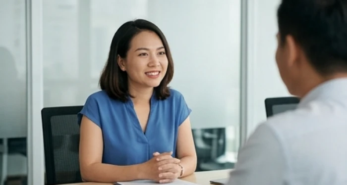Nữ quản lý truyền thông tuổi mão trao đổi công việc cùng khách hàng tại không gian tư vấn chuyên nghiệp