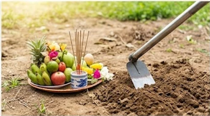 Mâm lễ vật tươm tất cùng dụng cụ cuốc đất được chuẩn bị sẵn sàng cho nghi thức khởi công tại một công trình mới