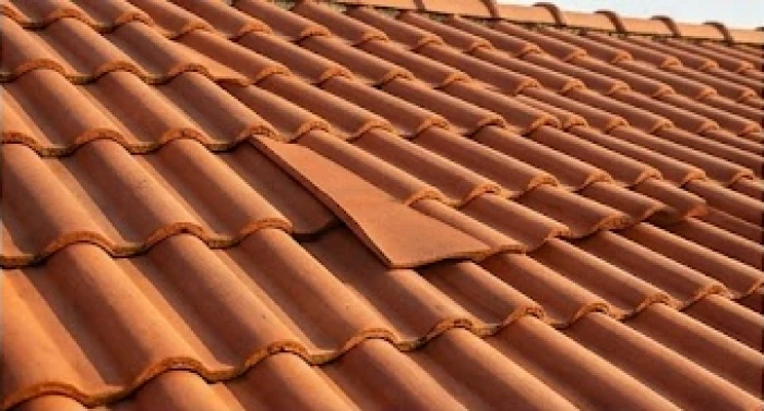 Những viên ngói đất nung xếp lớp chắc chắn trên mái nhà tượng trưng cho nạp âm Ốc Thượng Thổ