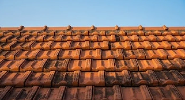 Những viên ngói đất nung đỏ xếp lớp đều đặn trên mái nhà truyền thống Việt Nam tượng trưng cho mệnh Ốc Thượng Thổ