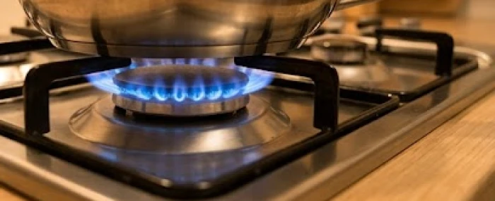 Bếp ga đang cháy với ngọn lửa xanh đều đặn trong không gian sạch sẽ