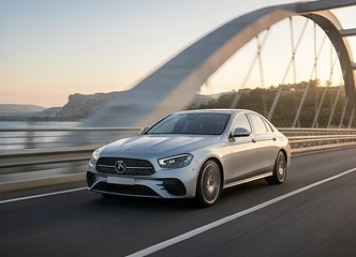 Chiếc ô tô hiện đại di chuyển mượt mà trên đường biểu tượng cho trường sinh khí dồi dào
