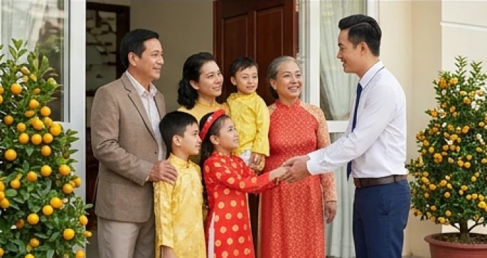 Gia chủ tuổi Ất Sửu 1985 phấn khởi đón vị khách hợp tuổi đến xông nhà chúc Tết trong buổi sáng đầu xuân Bính Ngọ