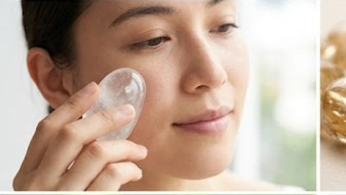 Người mua đang áp viên đá thạch anh tự nhiên vào má để kiểm tra độ lạnh