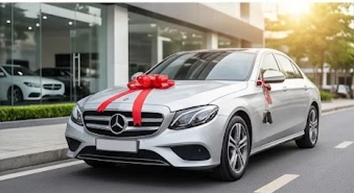 Buổi lễ bàn giao chiếc ô tô màu trắng bạc vào khung giờ hoàng đạo buổi sáng với ánh nắng chan hòa