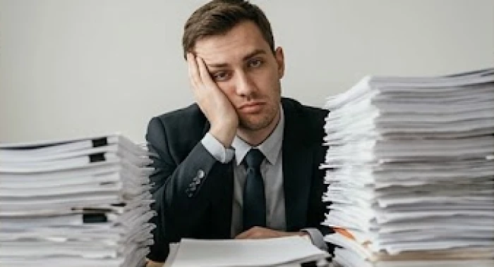 Người làm việc có dấu hiệu chán nản thể hiện rõ nhược điểm tính cách tuổi Canh Ngọ 1990