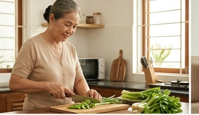 Người bà sinh năm 1951 tận tụy chuẩn bị bữa ăn dinh dưỡng cho gia đình trong gian bếp gọn gàng và ấm áp