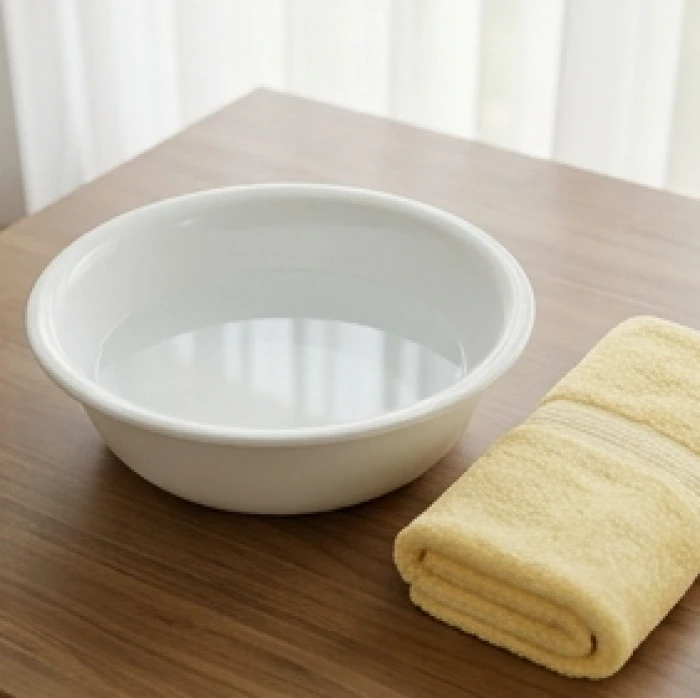 Một chậu nước sạch kết hợp cùng chiếc khăn bông màu vàng mới tinh dùng để thực hiện nghi thức làm sạch linh vật