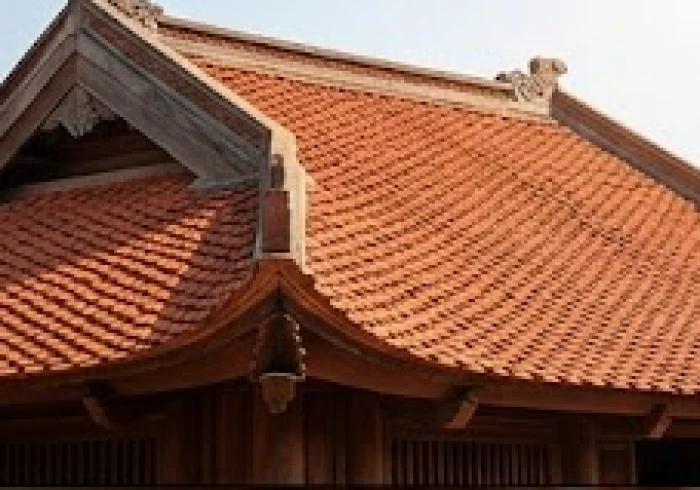 Mái ngói đất nung truyền thống màu đỏ au vững chãi dưới ánh nắng mặt trời tượng trưng cho Ốc Thượng Thổ
