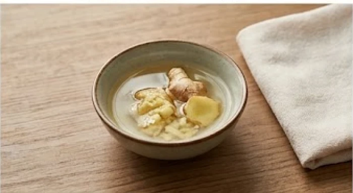 Chén nhỏ đựng hỗn hợp rượu trắng và gừng tươi giã nát dùng để làm sạch đồ phong thủy