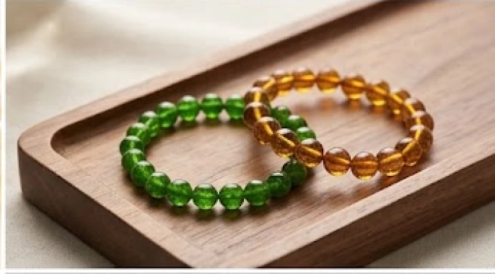 Sự đối lập màu sắc giữa vòng thạch anh xanh của nam và vòng hổ phách của nữ