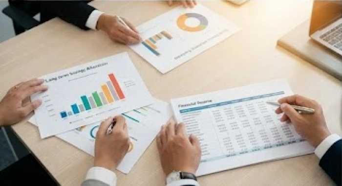 Chuyên gia tài chính tính toán tỷ lệ phân bổ quỹ dự phòng dài hạn trên tài liệu kế hoạch thu nhập