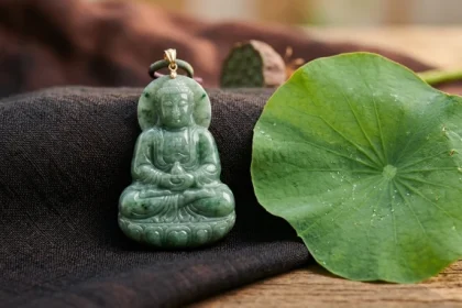 Mặt đá phật bản mệnh tuổi ngọ chạm khắc tinh xảo hình Đại Thế Chí Bồ Tát đặt trên lụa tơ tằm