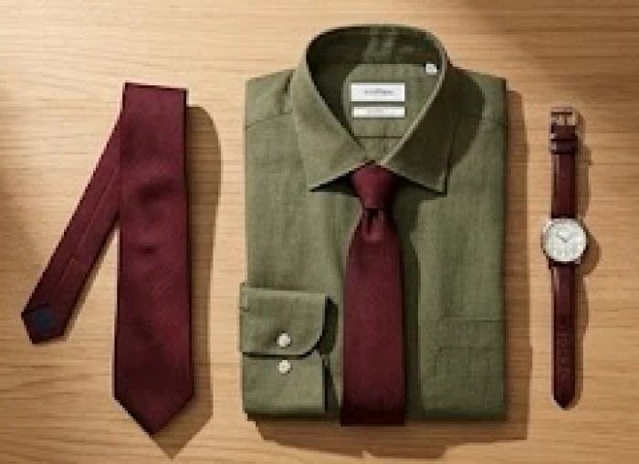 Trang phục áo sơ mi màu xanh lục kết hợp phụ kiện cravat đỏ thẫm tinh tế cho tuổi Hợi hợp màu gì