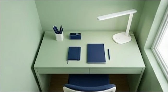 Góc bàn học được phối màu theo tỷ lệ sáu mươi phần trăm xanh lá và ba mươi phần trăm xanh dương cho mệnh Mộc